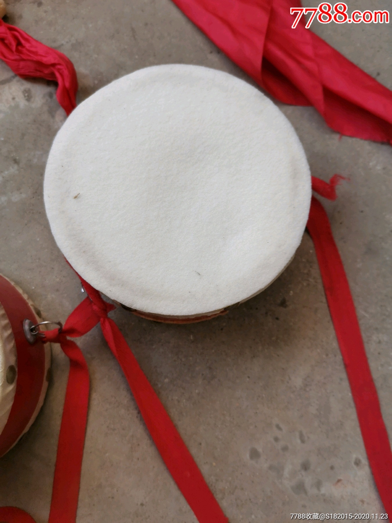 云南少数民族用的,一对皮鼓.