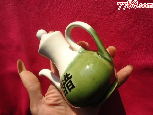 精致的白绿釉小醋壶