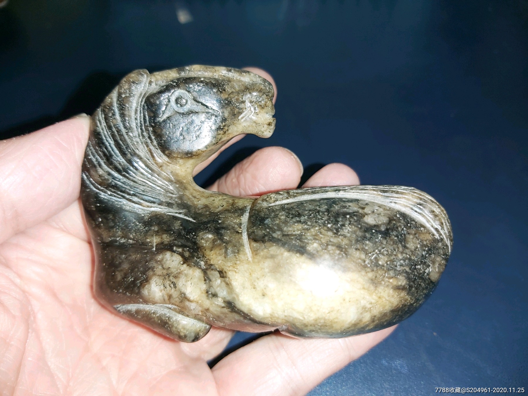 黑漆古出土辽金玉马一件,砣工精美,沁色自然,神韵