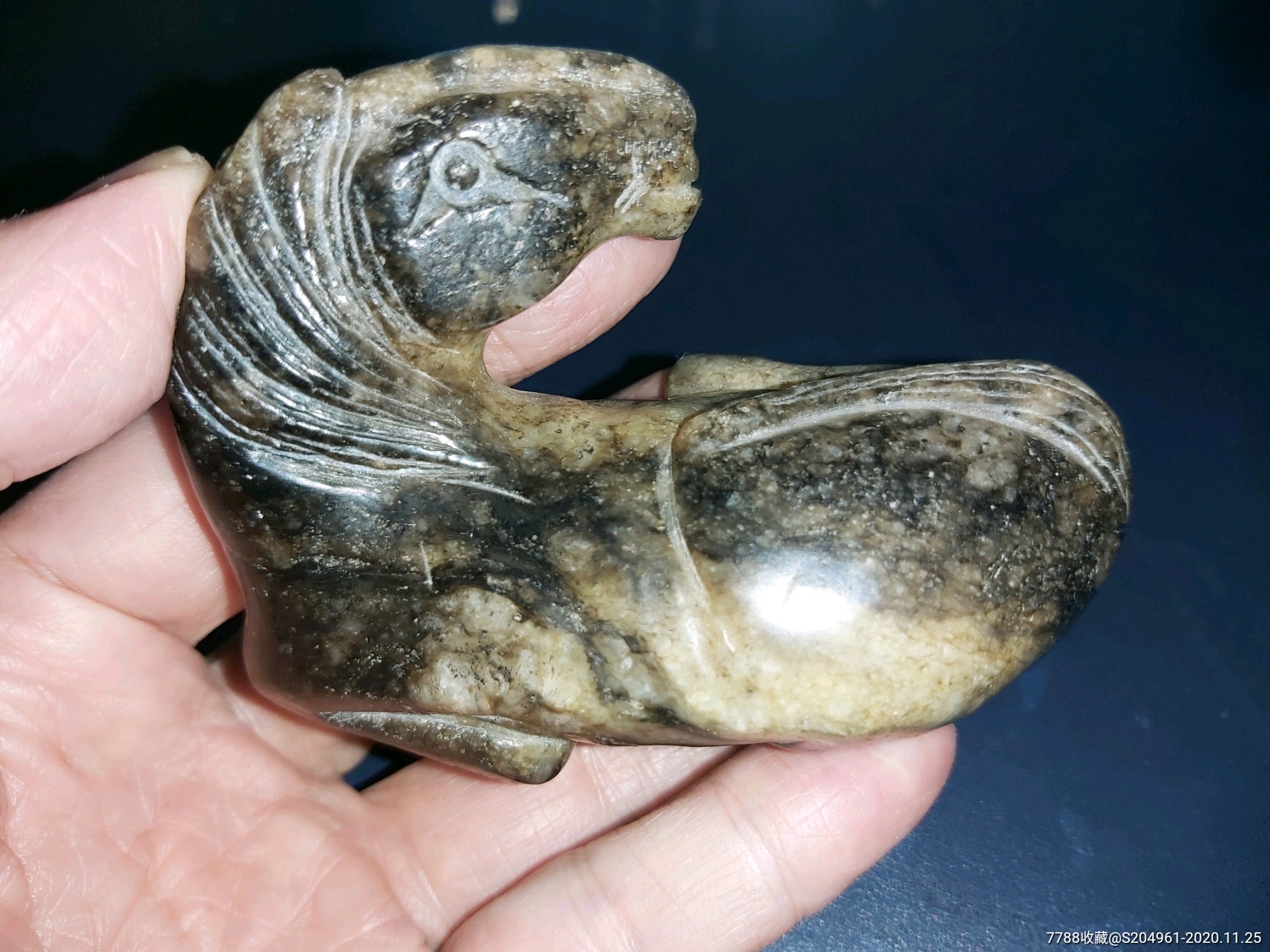 黑漆古出土辽金玉马一件,砣工精美,沁色自然,神韵