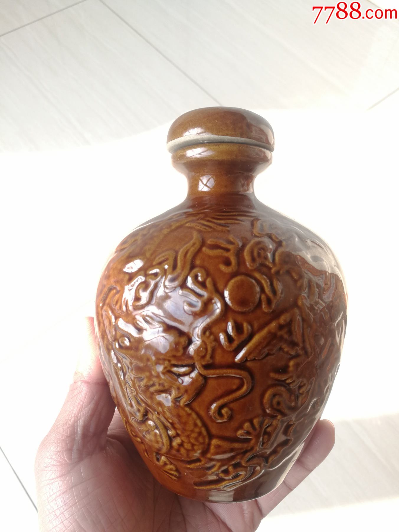 龙凤浮雕图案酒瓶