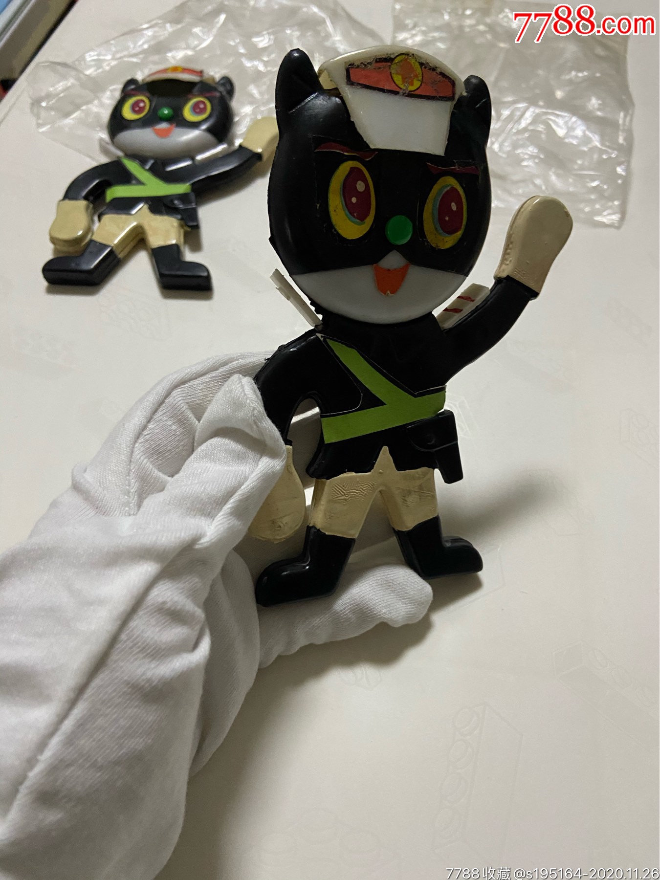 两个完好的黑猫警长摇摇乐玩具