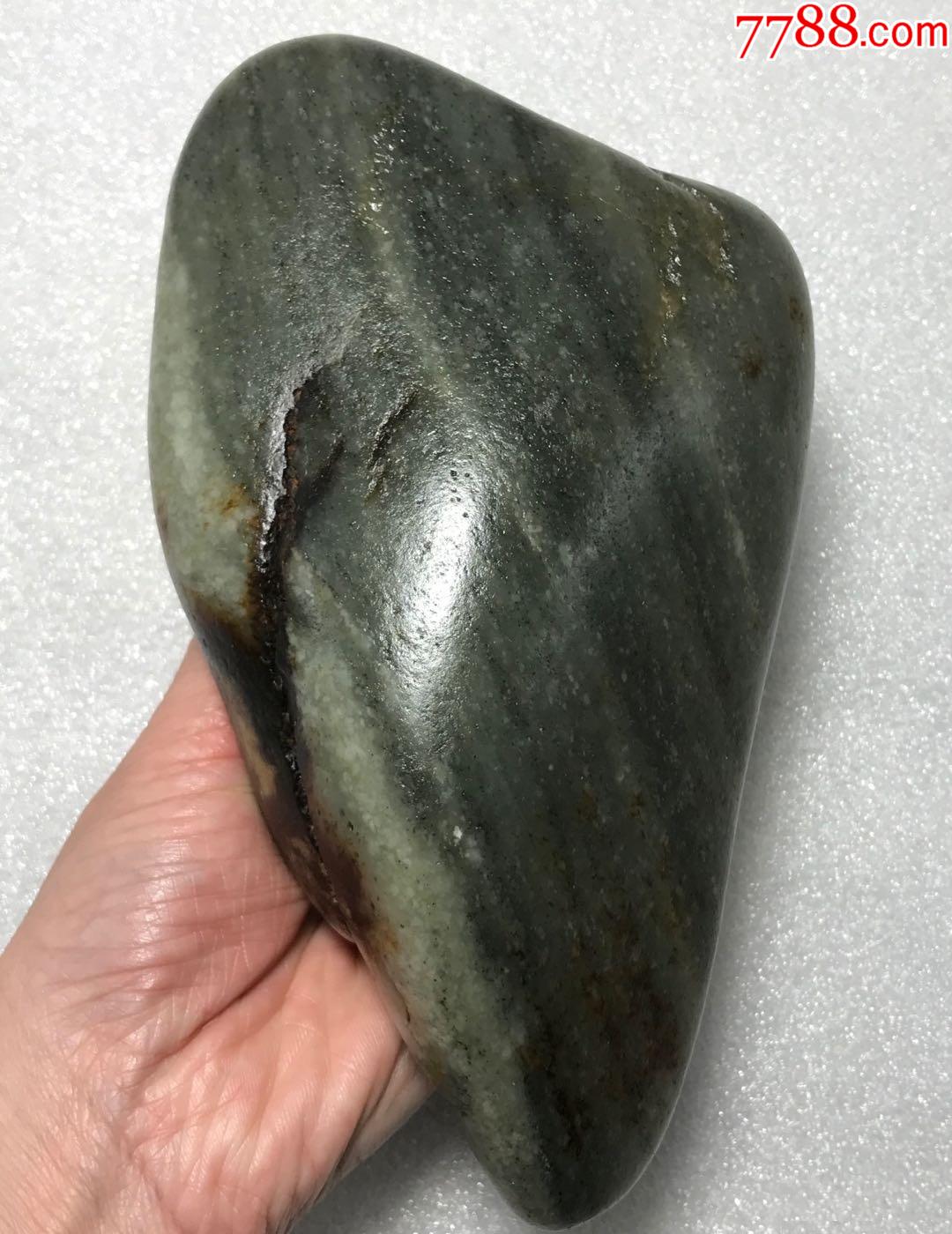 3856和田玉黑沁皮青花籽料2.2斤