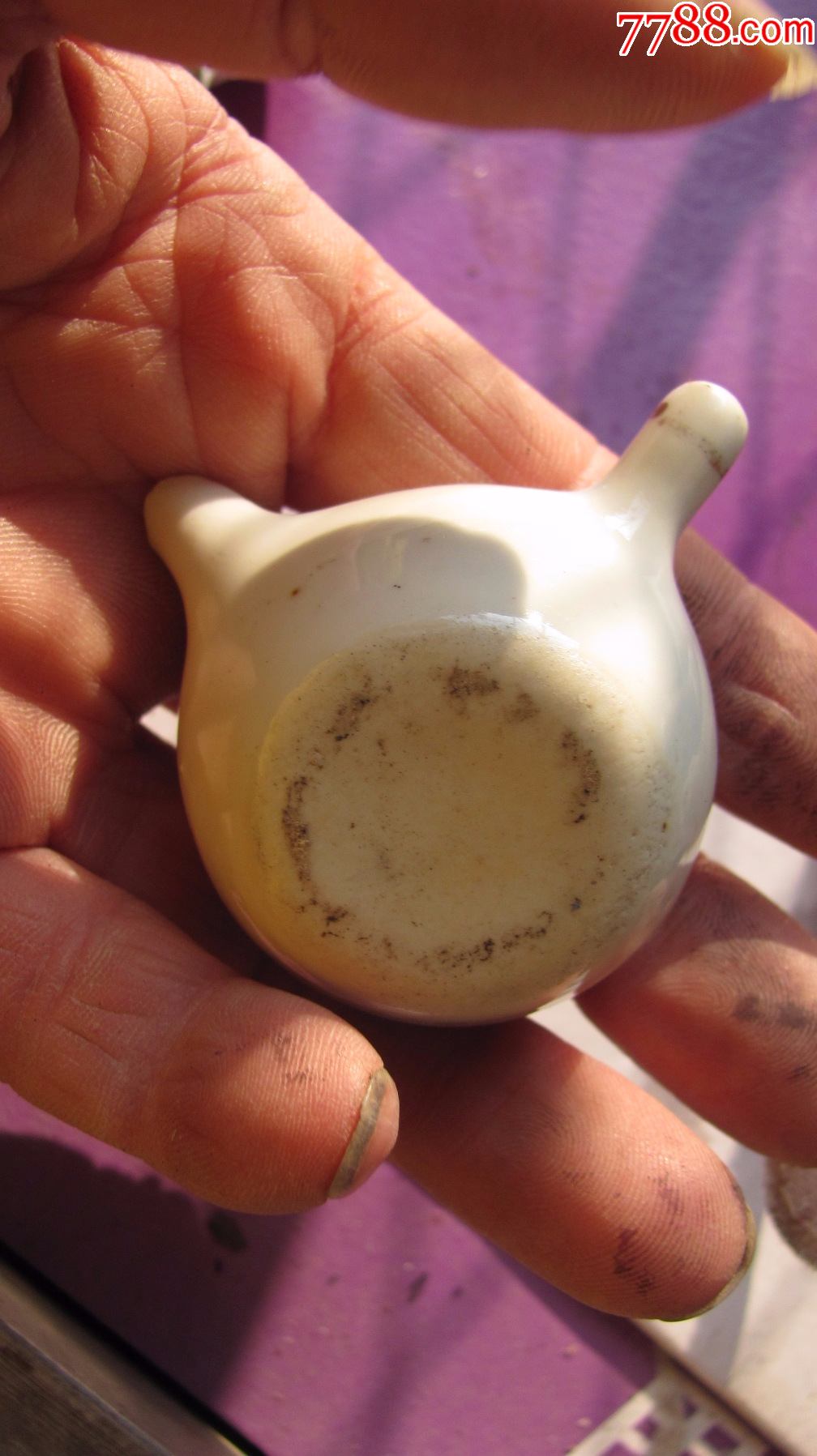 手感特轻两个特别的小瓷壶