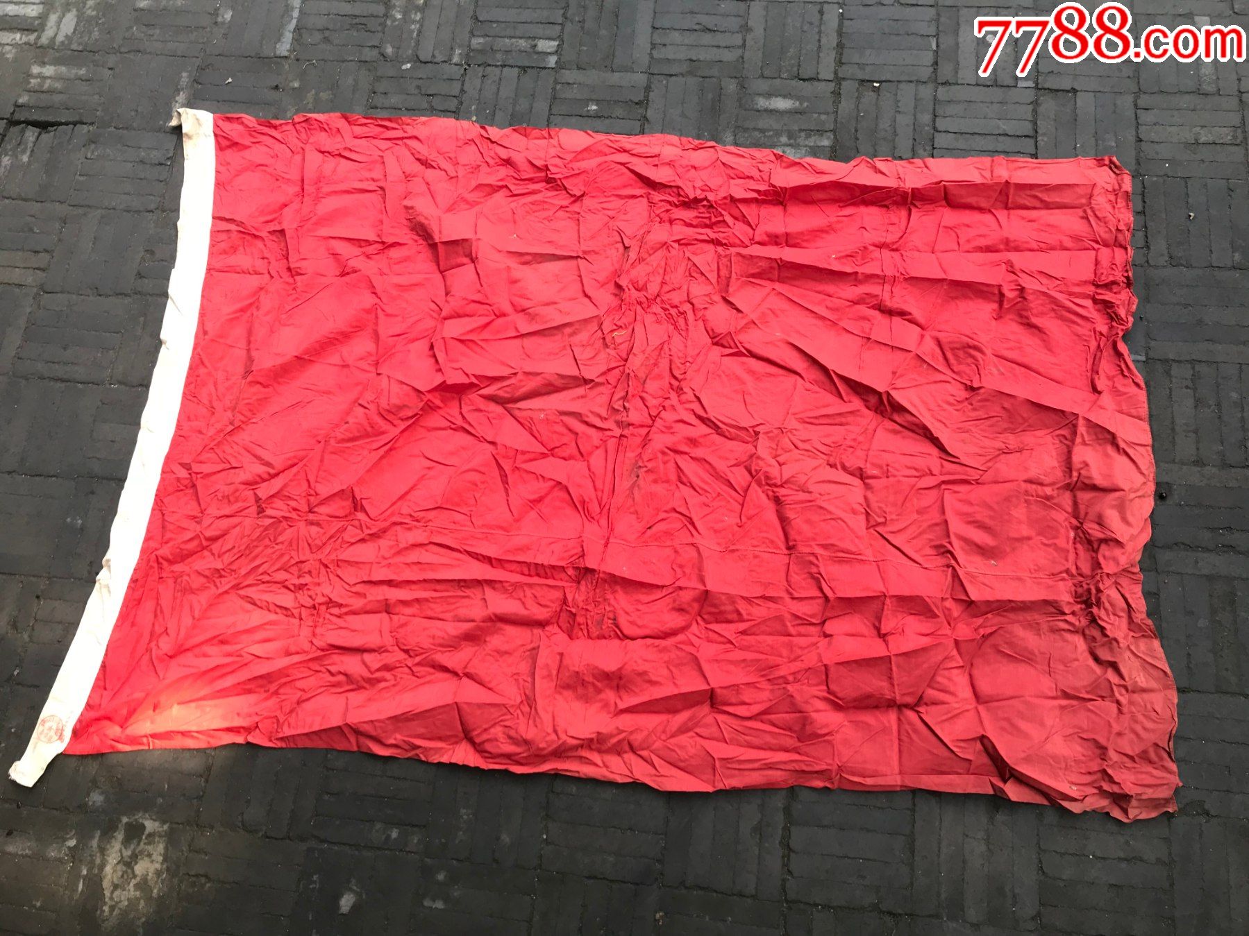 文革大尺寸绸布面红旗(165*108)
