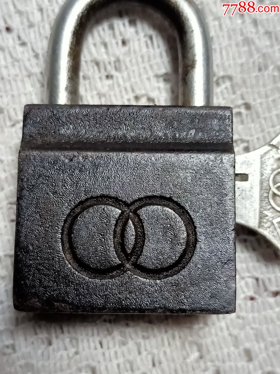双圈锁68*,原钥匙一把,钥匙上标有上海飞跃,好用,品相如图