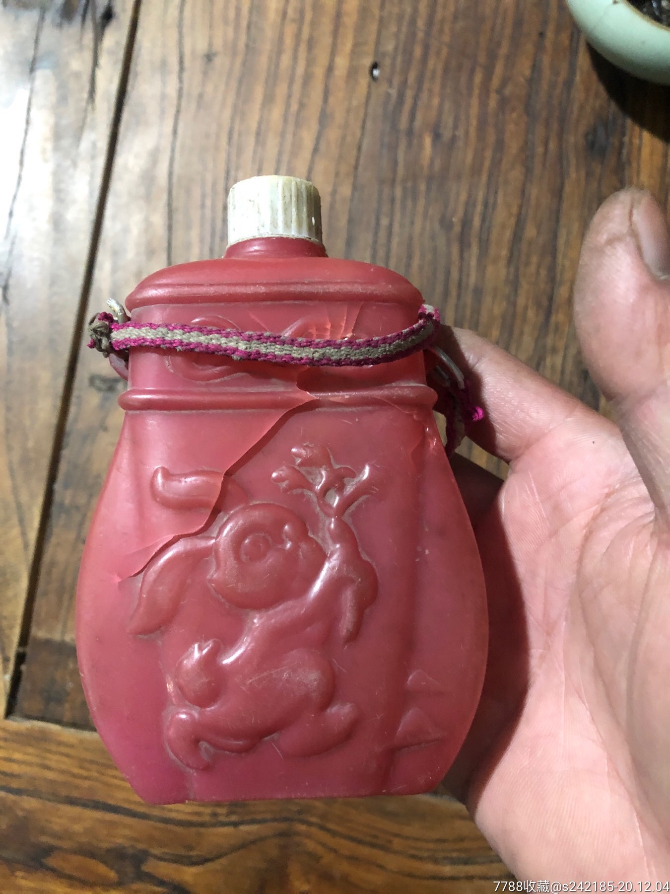 儿童塑料壶,一面有裂