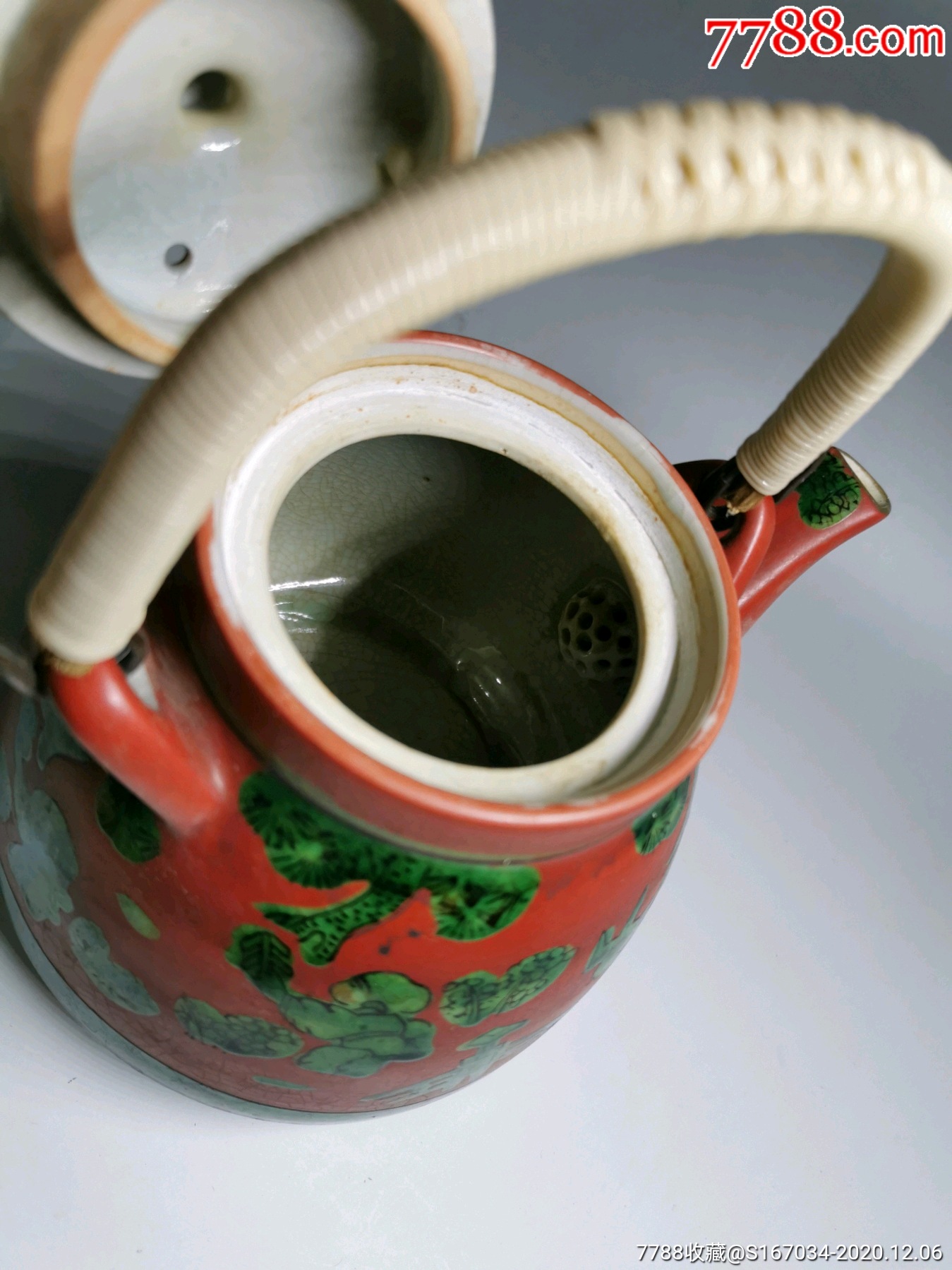 日本九谷烧木米,手绘婴戏图,茶壶壶器型较大,已出现自然开片,口沿一点