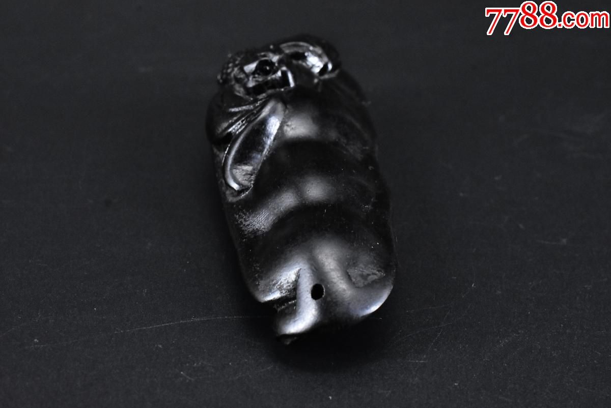 (p9275)《高密紫光檀手把件》一件雕刻豌豆造形豌豆上雕刻蝙蝠寓意