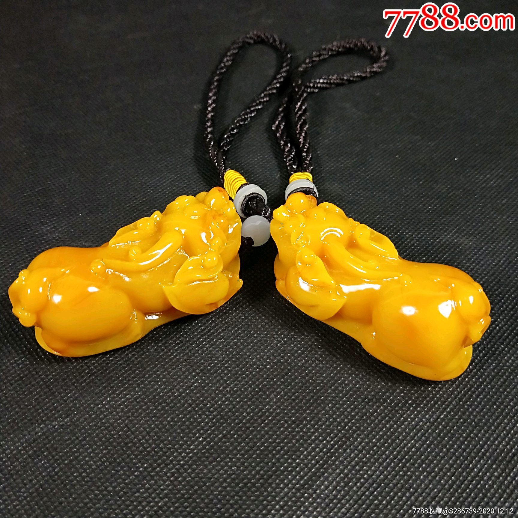 天然蜜蜡精品貔貅手把件,颜色纯正,雕刻精美,品相一流,尺寸6.7*2.