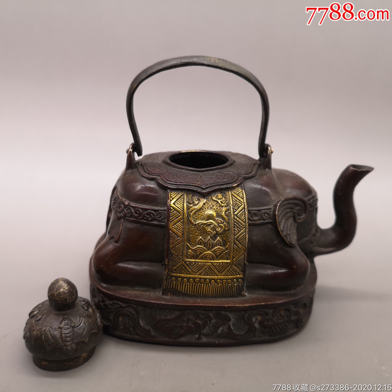 铜鎏大象酒壶,器型厚重,形制端正;通体光素,色泽雅致,古意盎然,品相极