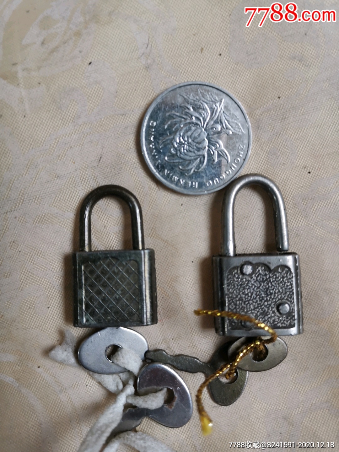 两把锁锁在一起图片图片