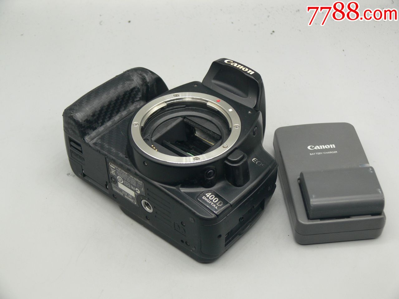 >> 佳能400d数码单反相机,带一个原厂充电器,一个原厂电池,一个国产