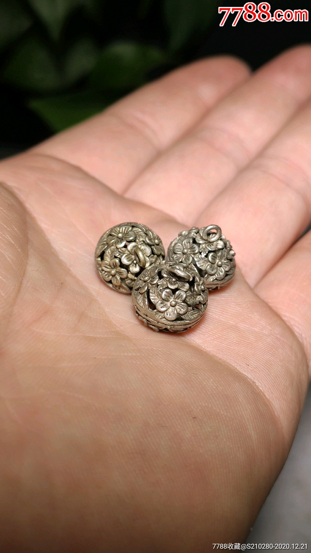 镂空梅花铜扣子造型独特精致小巧十分精致