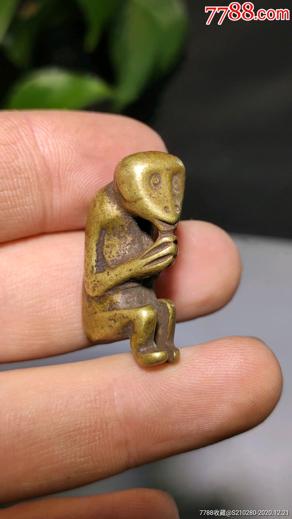 小铜猴造型逼真生动形象皮壳老辣包浆浓厚寓意极好