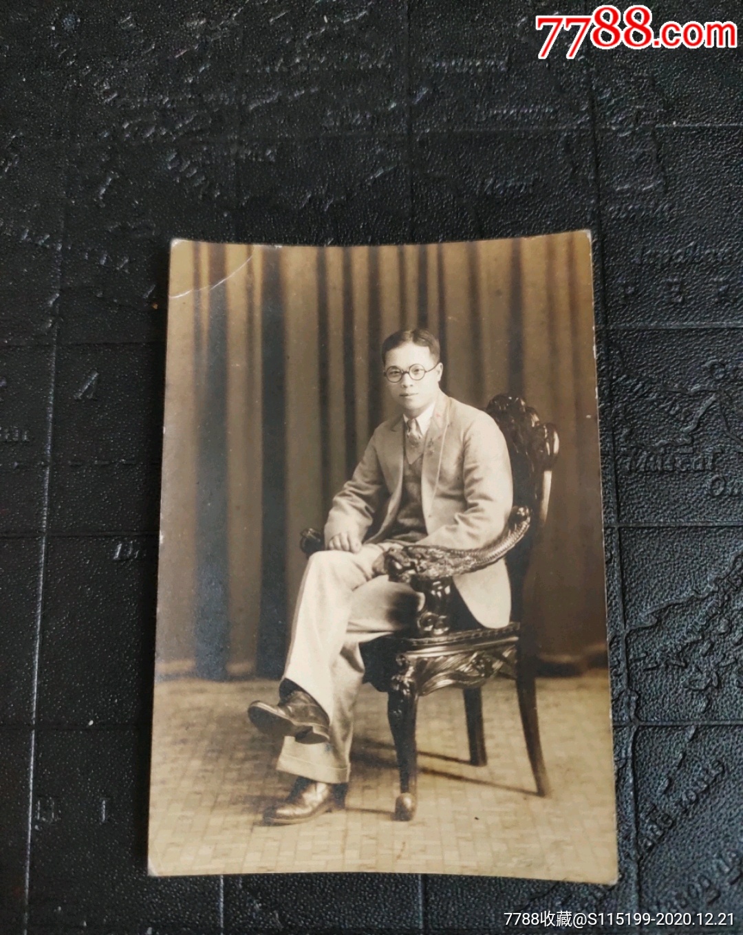 民国穿西装带圆眼镜的帅哥坐照