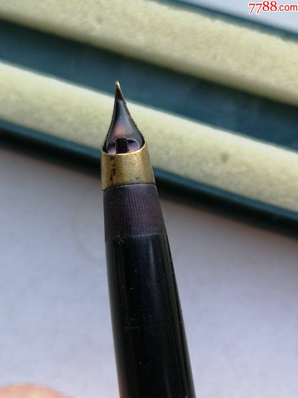白翎703,原盒钢笔一只.