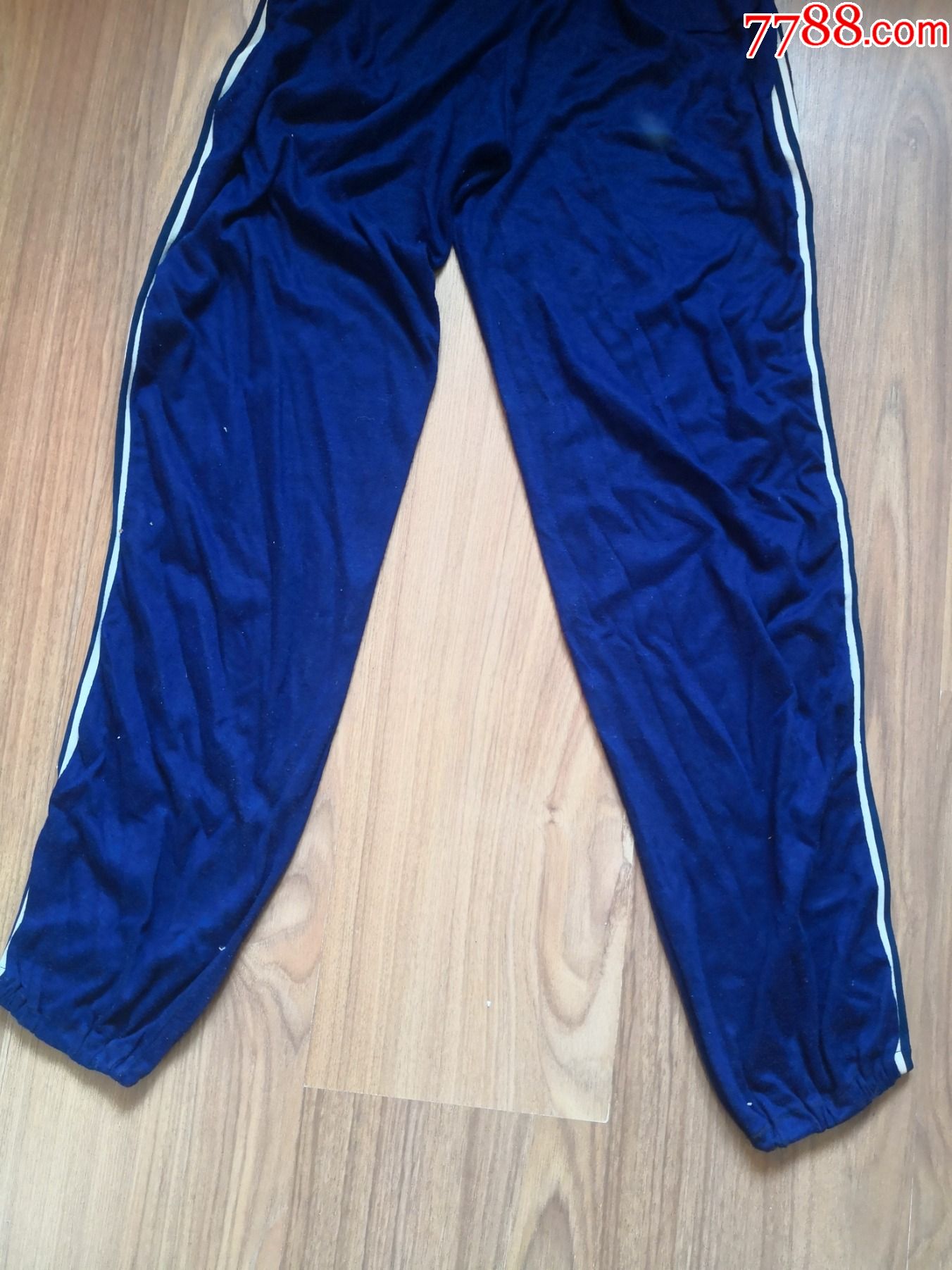 老式运动裤一个