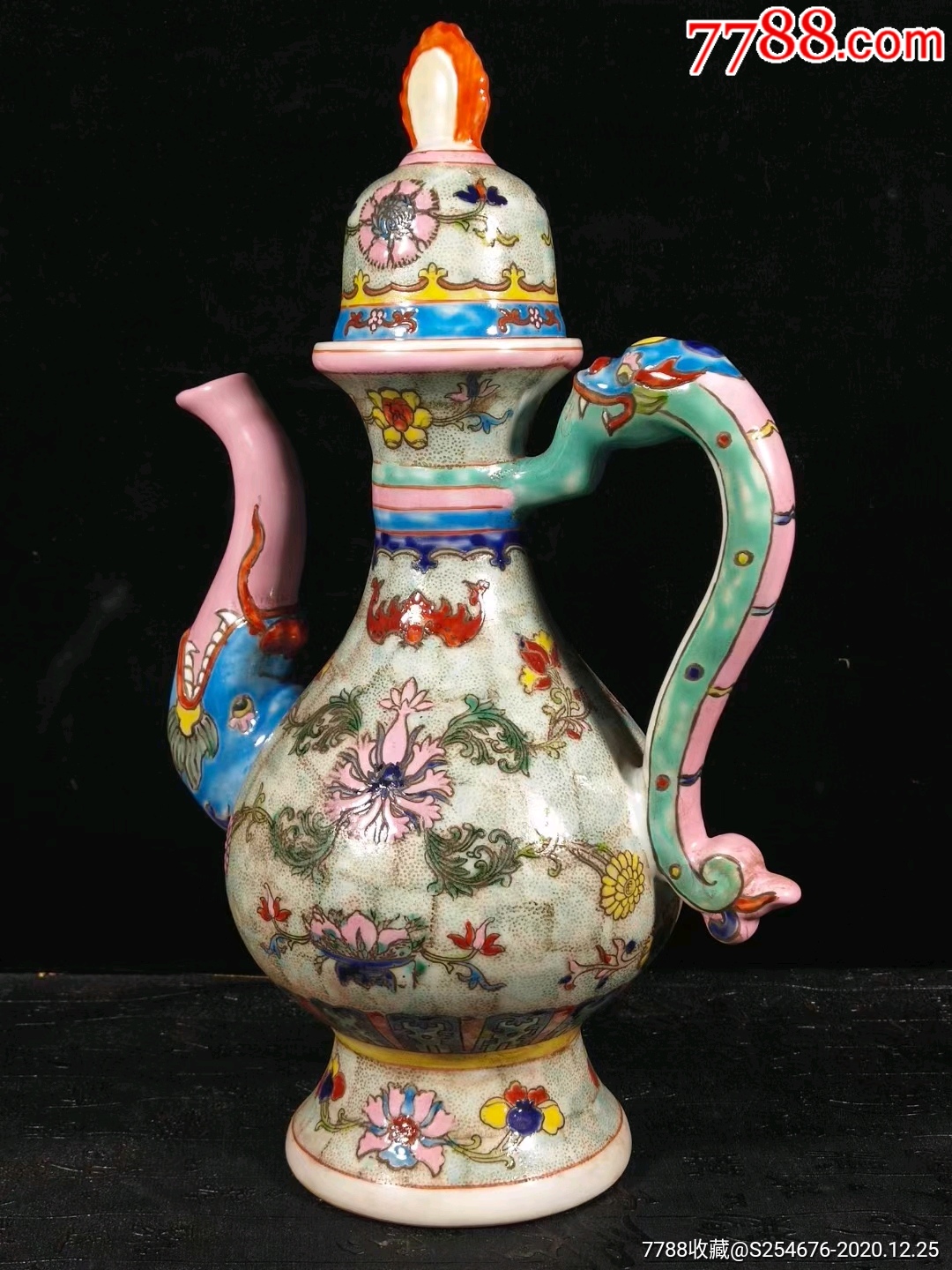 大清乾隆年制,粉彩龙头把柄执壶,入釉深邃,整体施釉均匀饱满,釉层坚硬