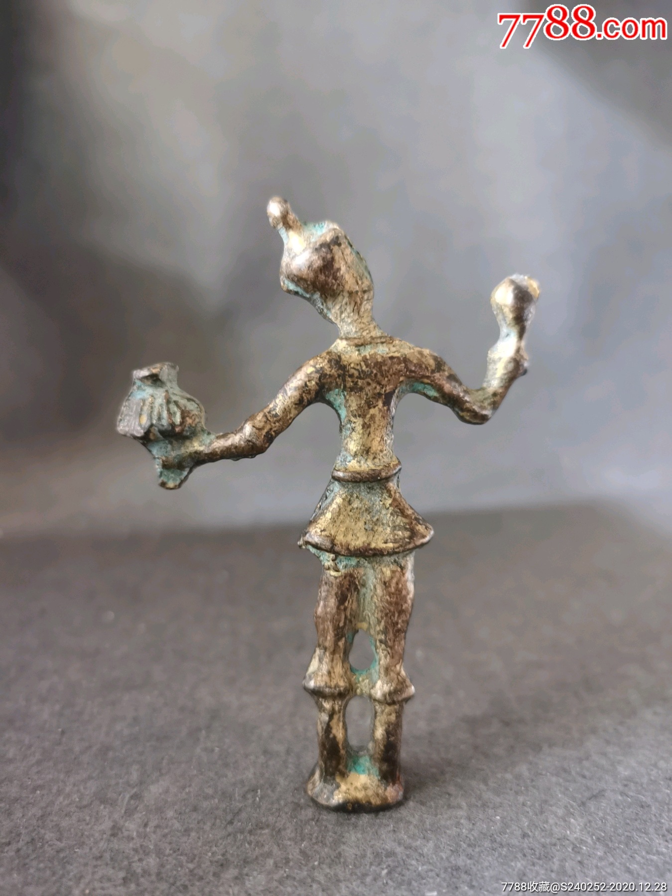 造型独特鎏金小铜像