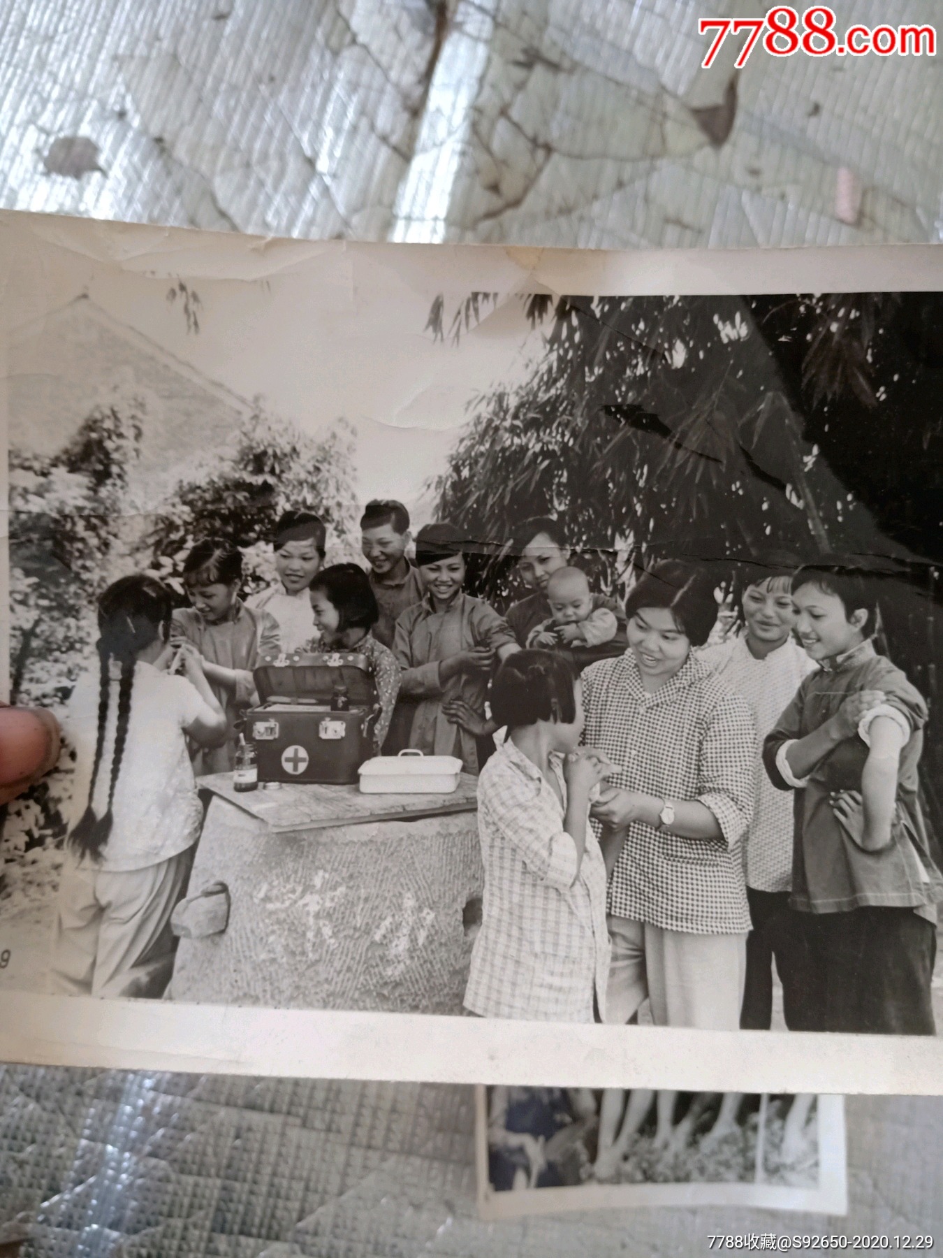 怀旧老黑白赤脚医生老照片3张