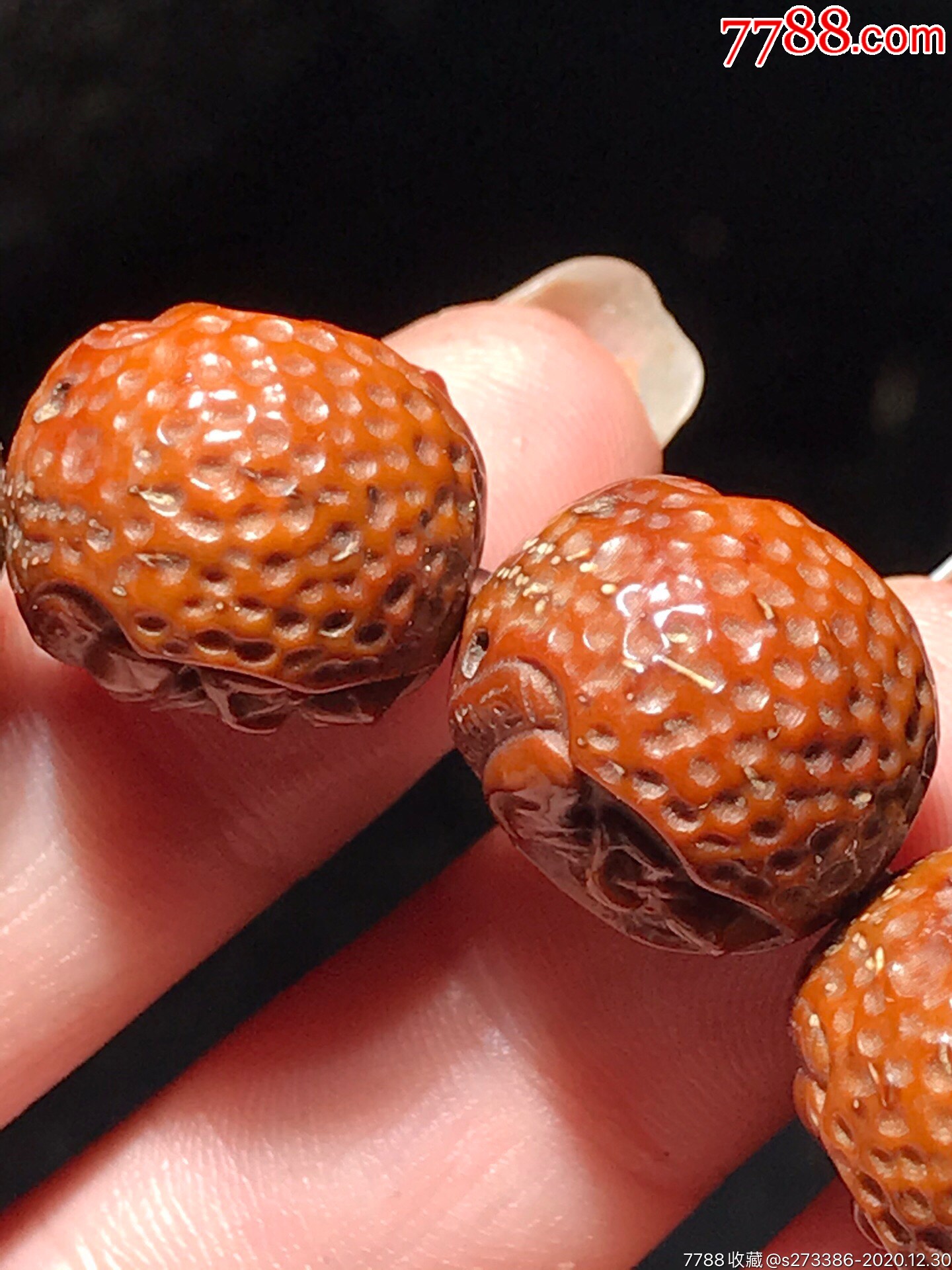 紫金鼠雕刻双面坐禅观音,做工精致漂亮核形饱满,精工细雕