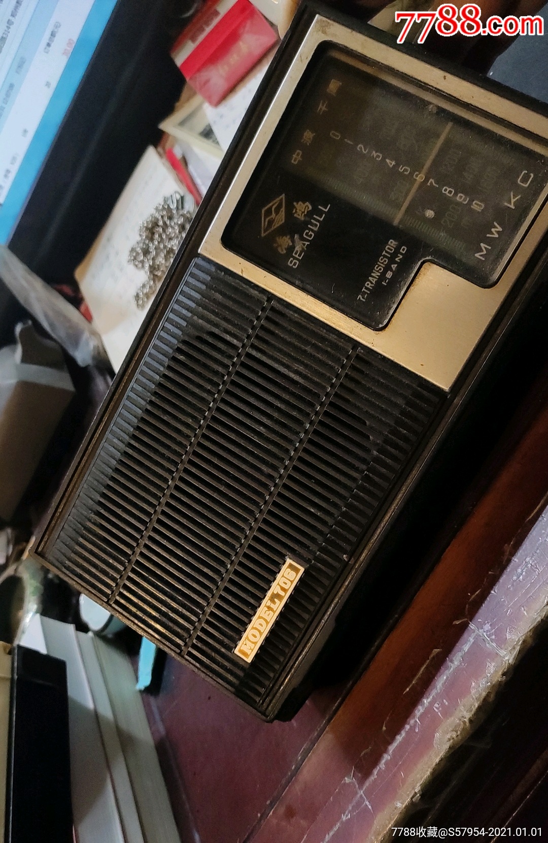 海鸥牌706型晶体管收音机一台