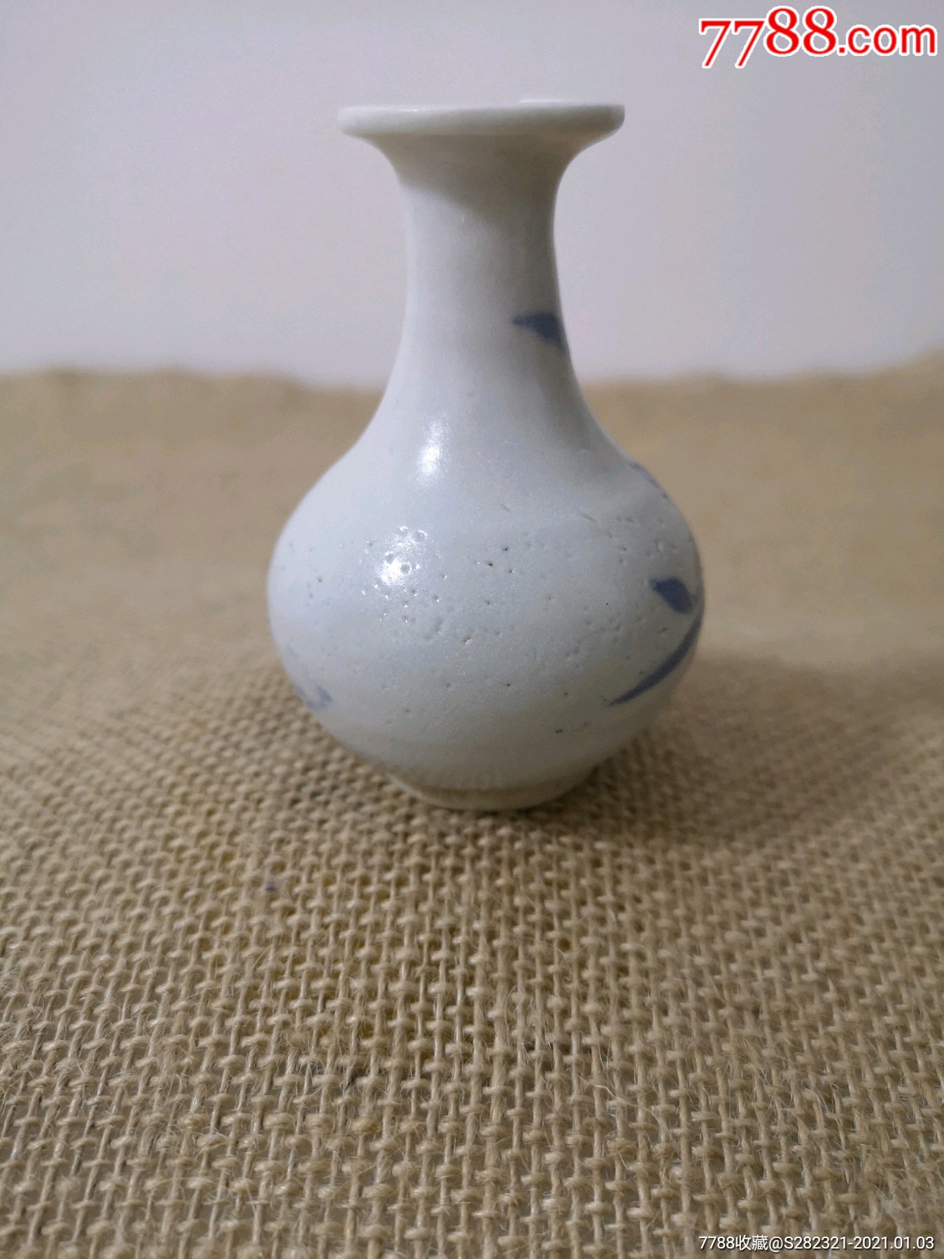 首页 拍卖 青白瓷/影青瓷 >> 明末清初德化窑花卉纹青花瓶