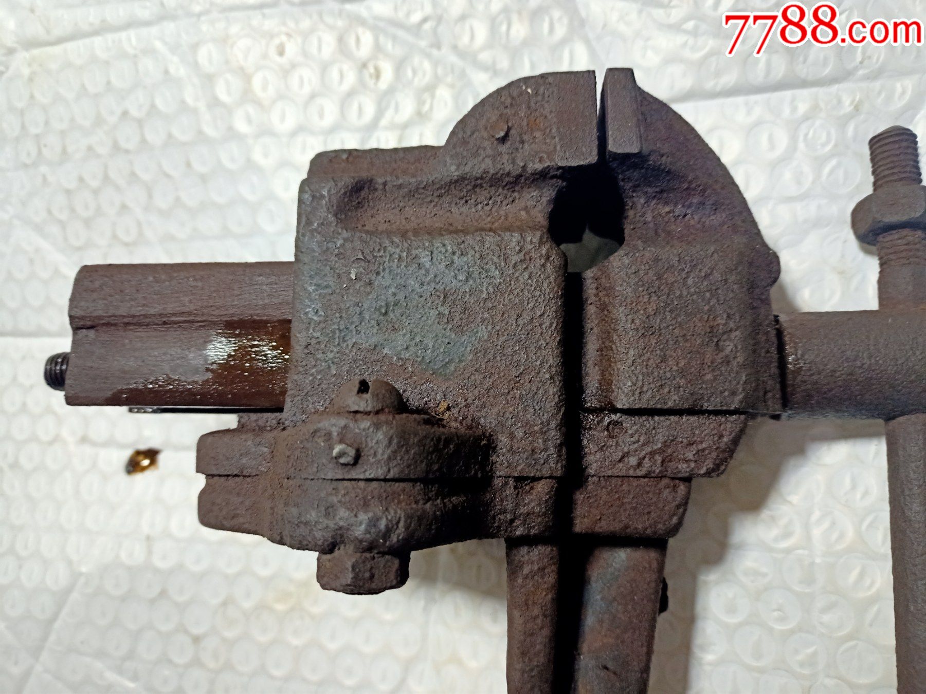 老的台钳子a105,铸铁的,开品很大,锈蚀较重,品相如图,重近6斤,快递30