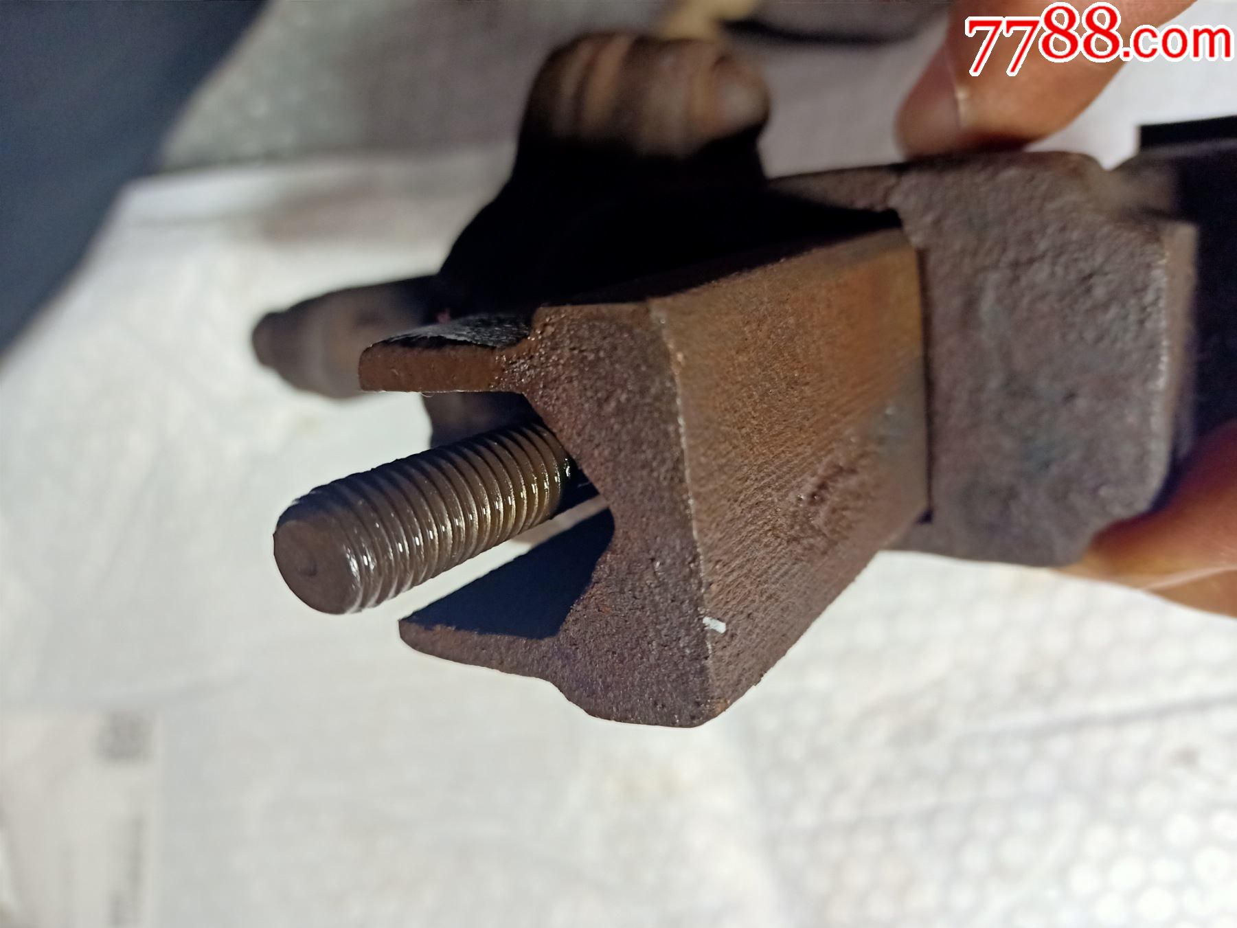 老的台钳子a105,铸铁的,开品很大,锈蚀较重,品相如图,重近6斤,快递30