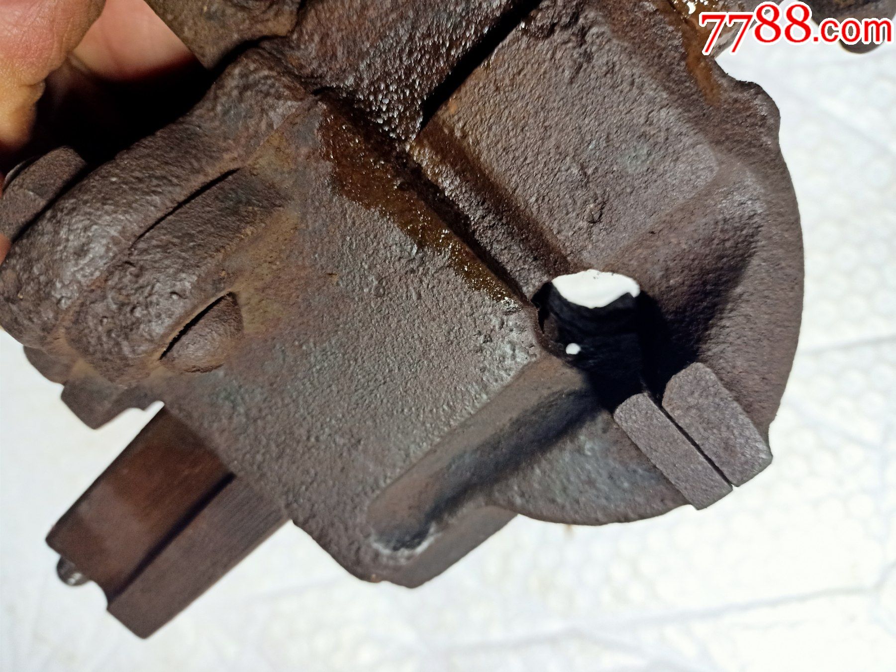 老的台钳子a105,铸铁的,开品很大,锈蚀较重,品相如图,重近6斤,快递30