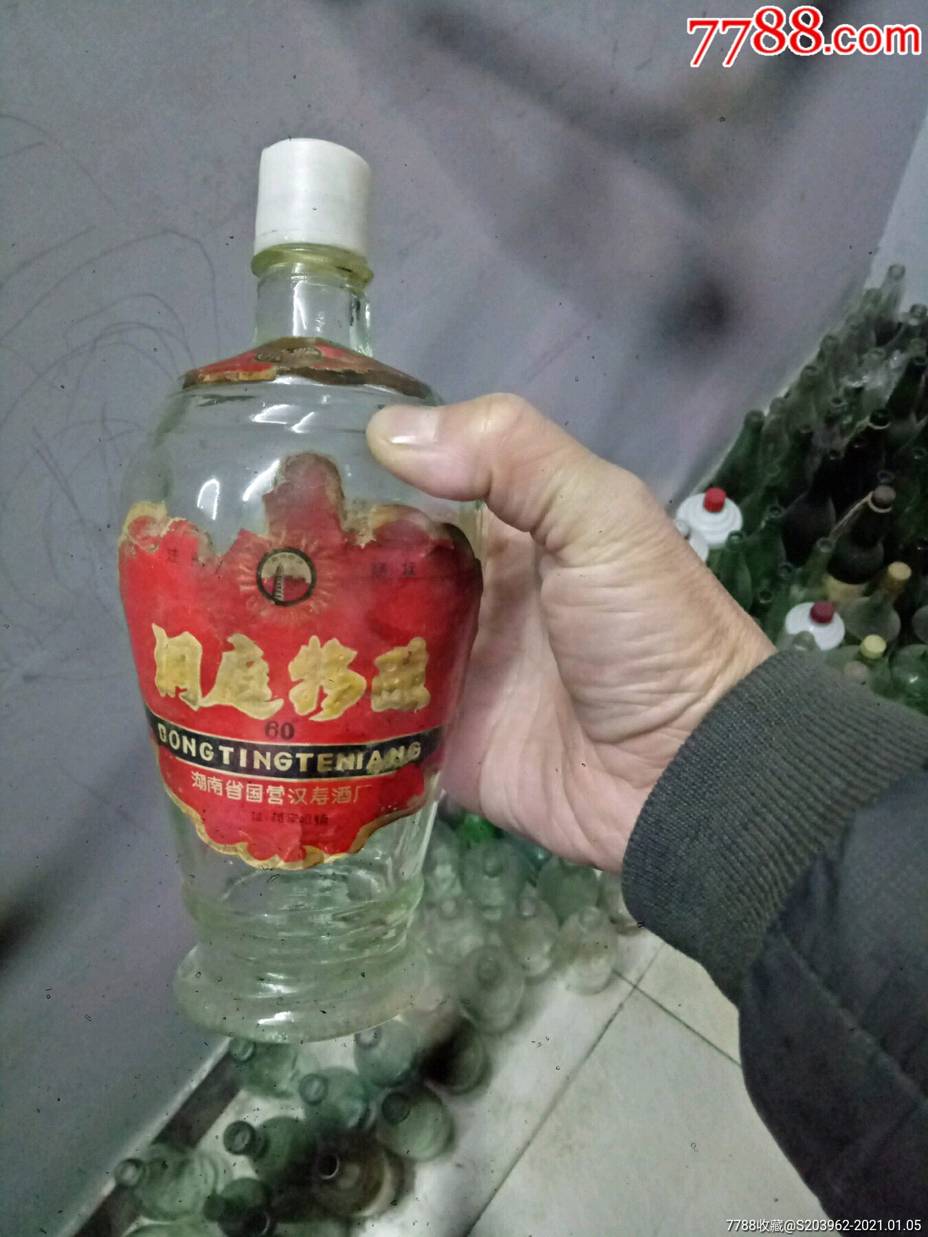 60度汉寿洞庭特酿酒瓶摆件