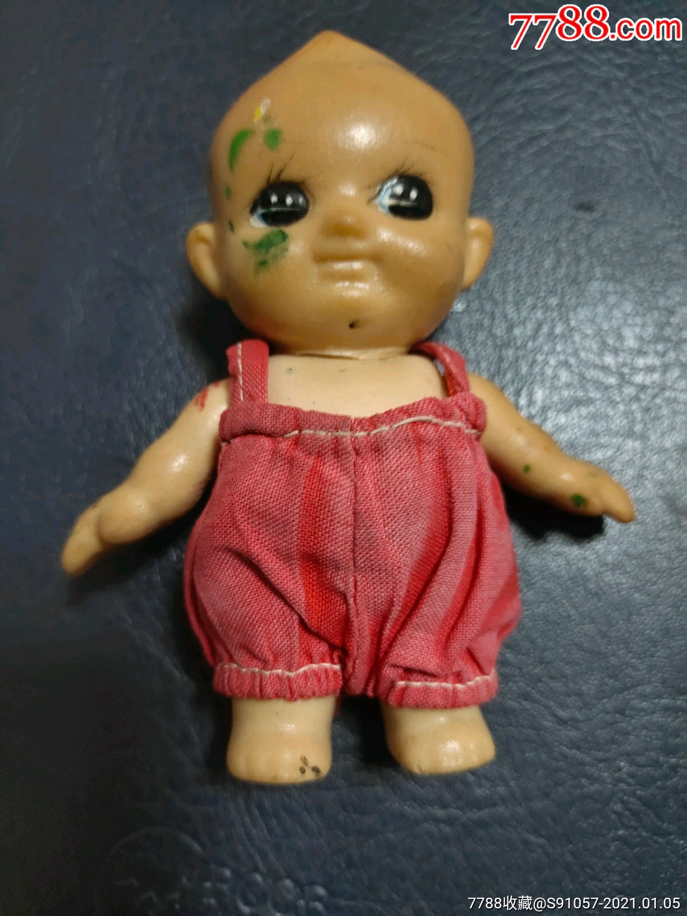 穿背带裤的胶皮娃娃