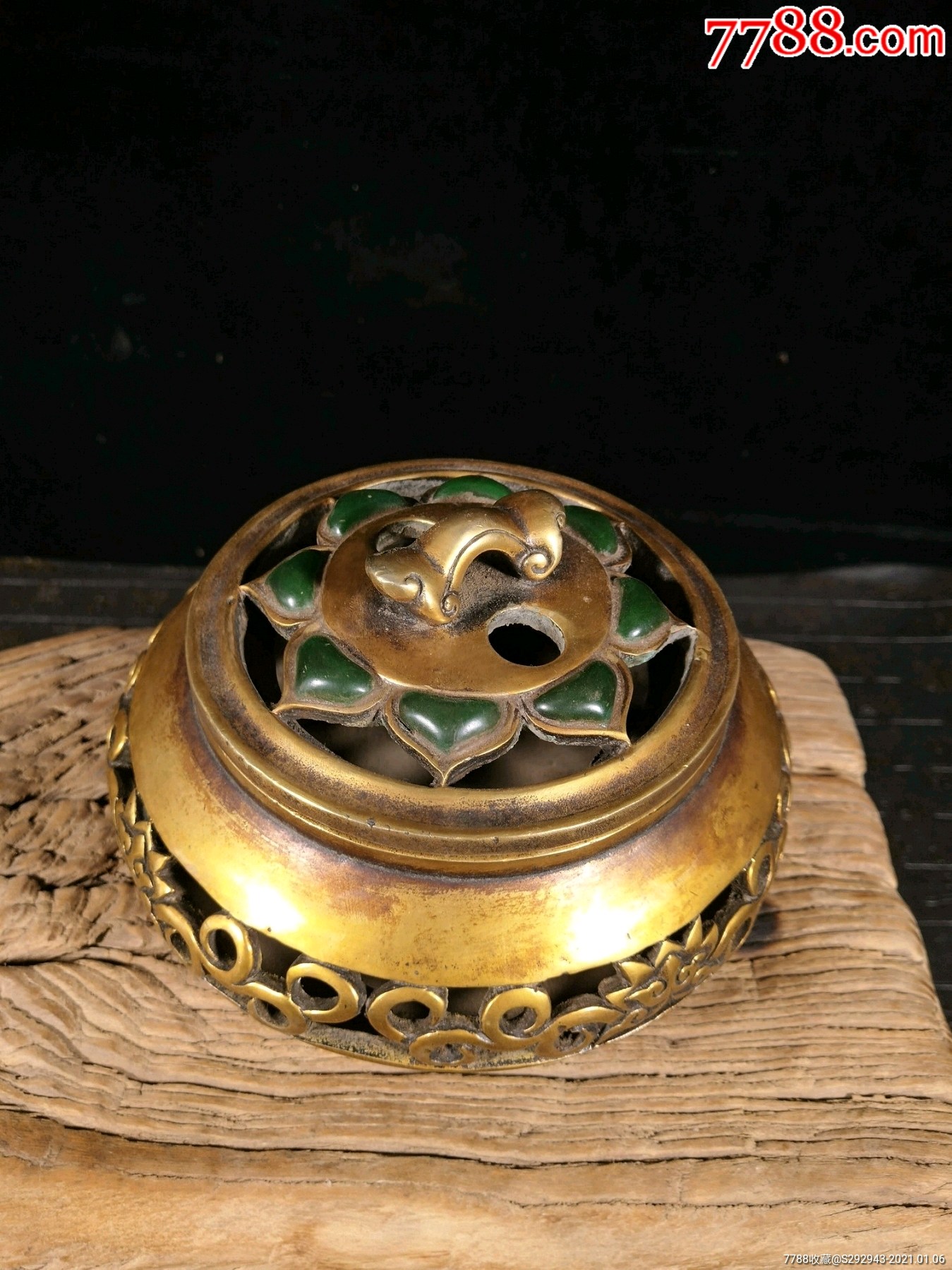 清代铜鎏金镶嵌和田玉三足如意香炉,包浆厚重圆润,造型古朴周正,保存