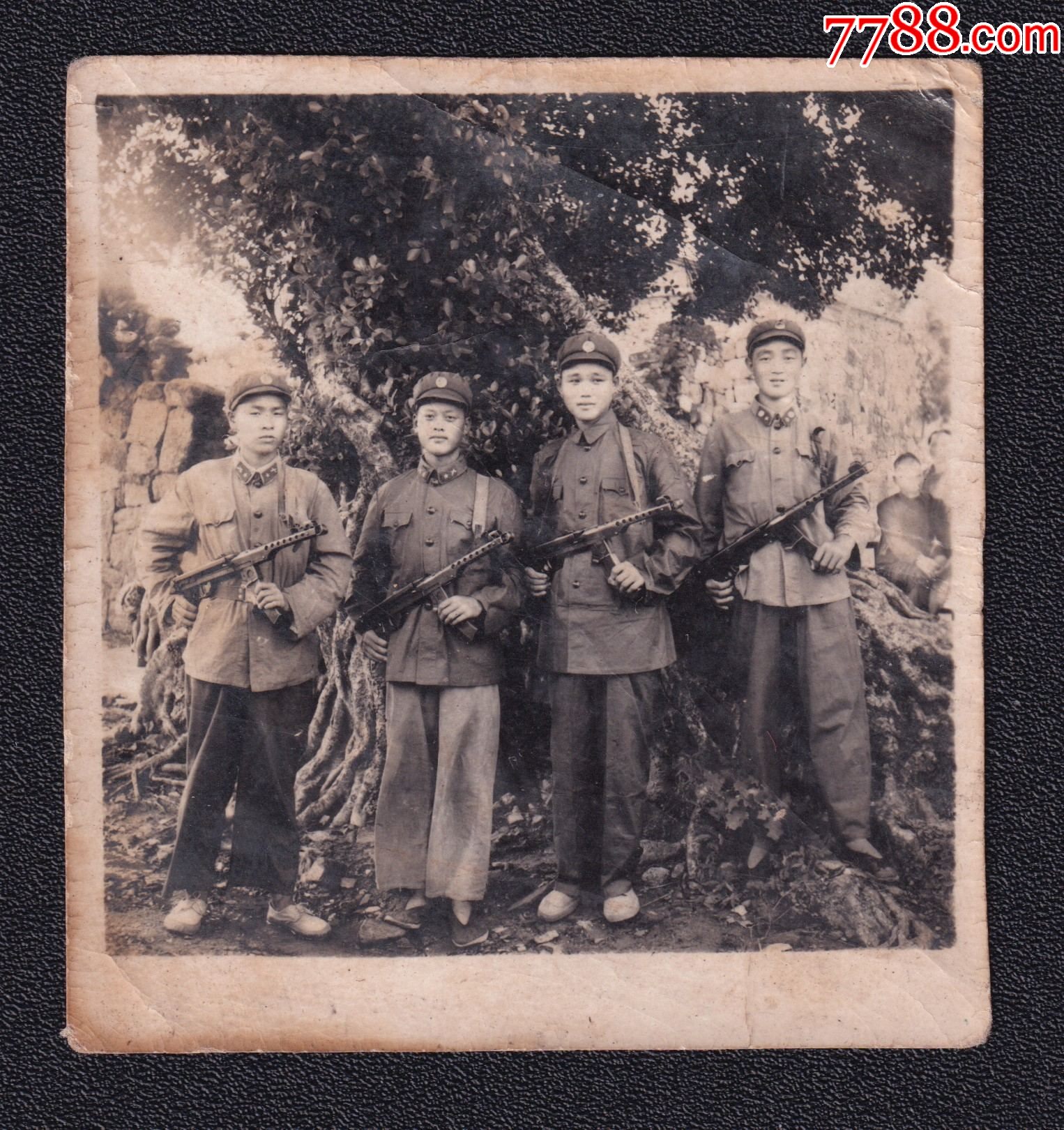 50年代四个握冲锋枪军人老照片1张尺寸约566厘米