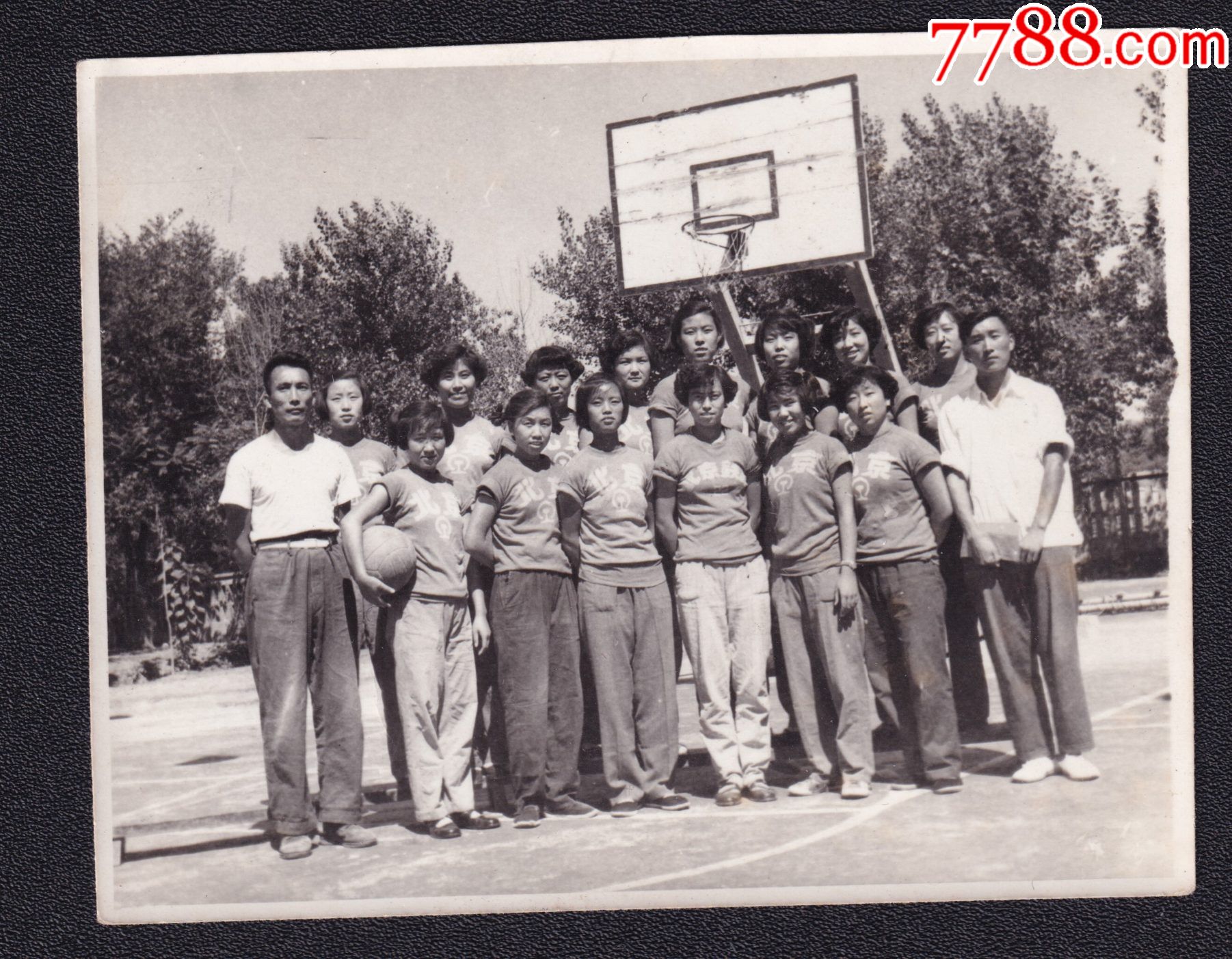 560年代北京铁路篮球运动员老照片1张尺寸约7191厘米