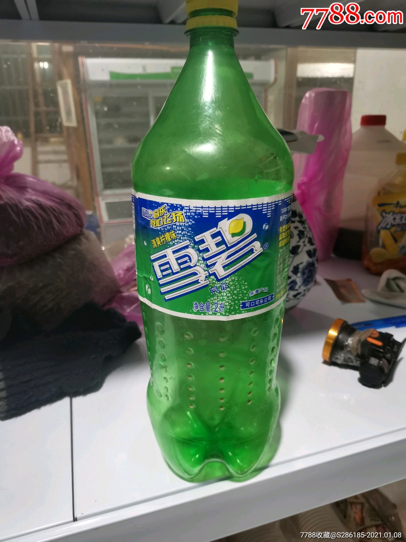 林俊杰何洁特大雪碧瓶