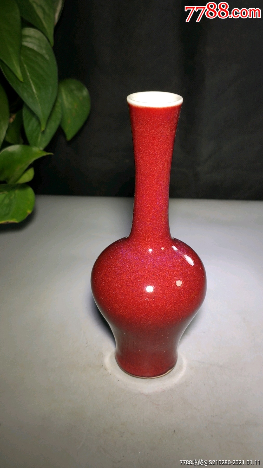 红釉细颈小瓷瓶造型独特瓷质细腻釉水肥厚十分精致