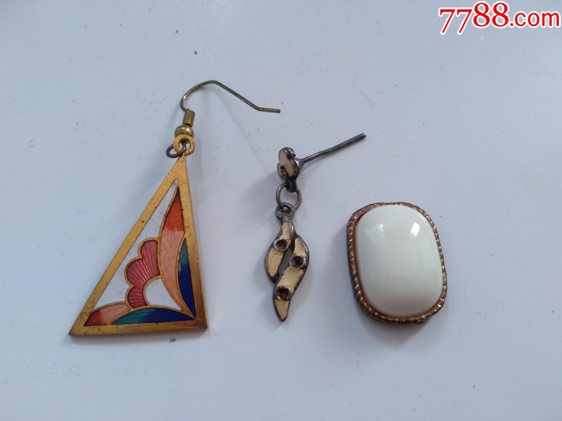 老首饰一组(3个),有珐琅彩耳环,有局部是银制的,戒面(不是塑料的),点