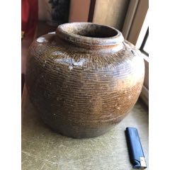 有裂的老陶罐
