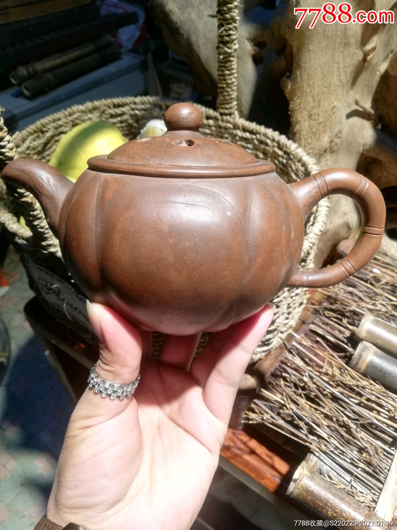 莲蓬紫砂壶一把