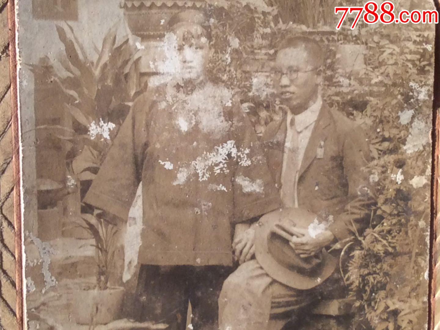 首页 拍卖 老照片 >> 民国初年一对贵族男女在家中花园的合影,女子民