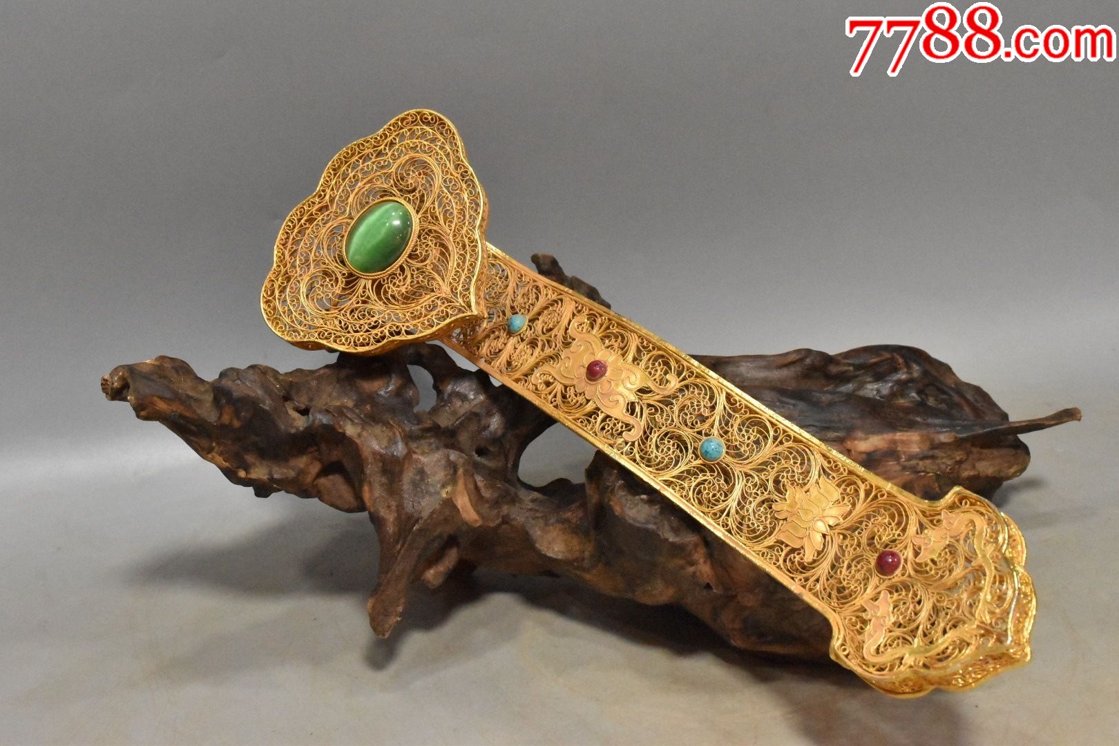 藏银鎏金,多宝镶嵌如意,图案清晰,线条流畅,金色亮丽,造型独特,品相