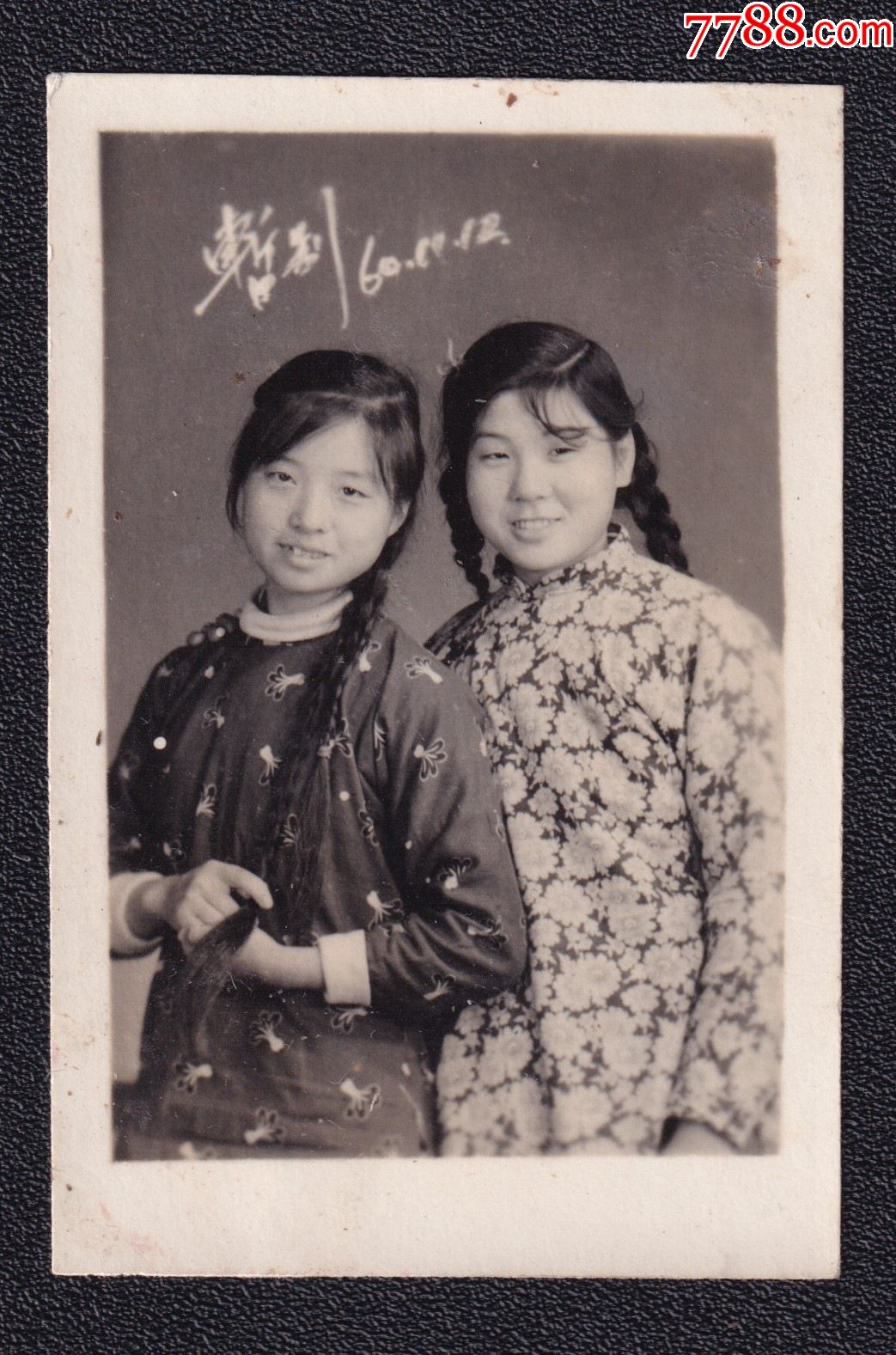 60年代长辫子花布衣美女学生老照片1张(尺寸约39*59厘米)