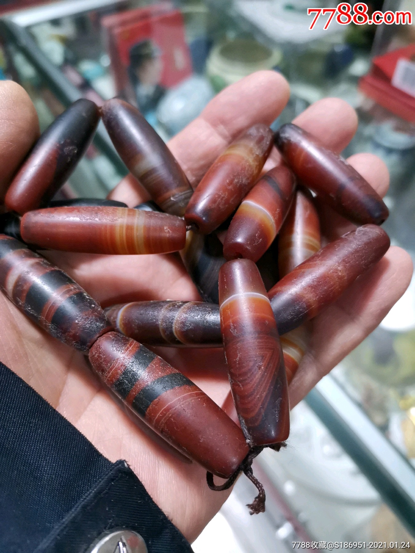 十八颗缠丝马脑筒珠