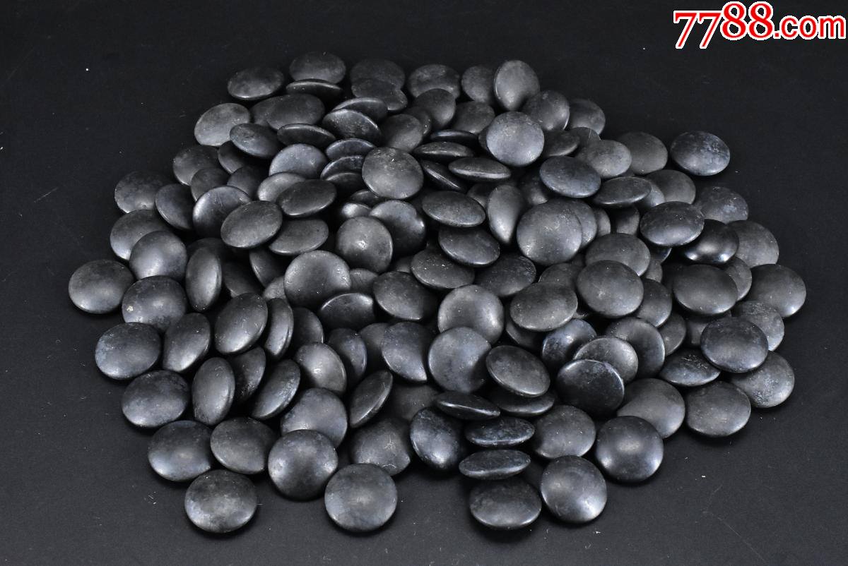 围棋》一套包括:纯天然原包浆榧木棋盘,木棋罐,超厚蛤贝那智黑石棋子