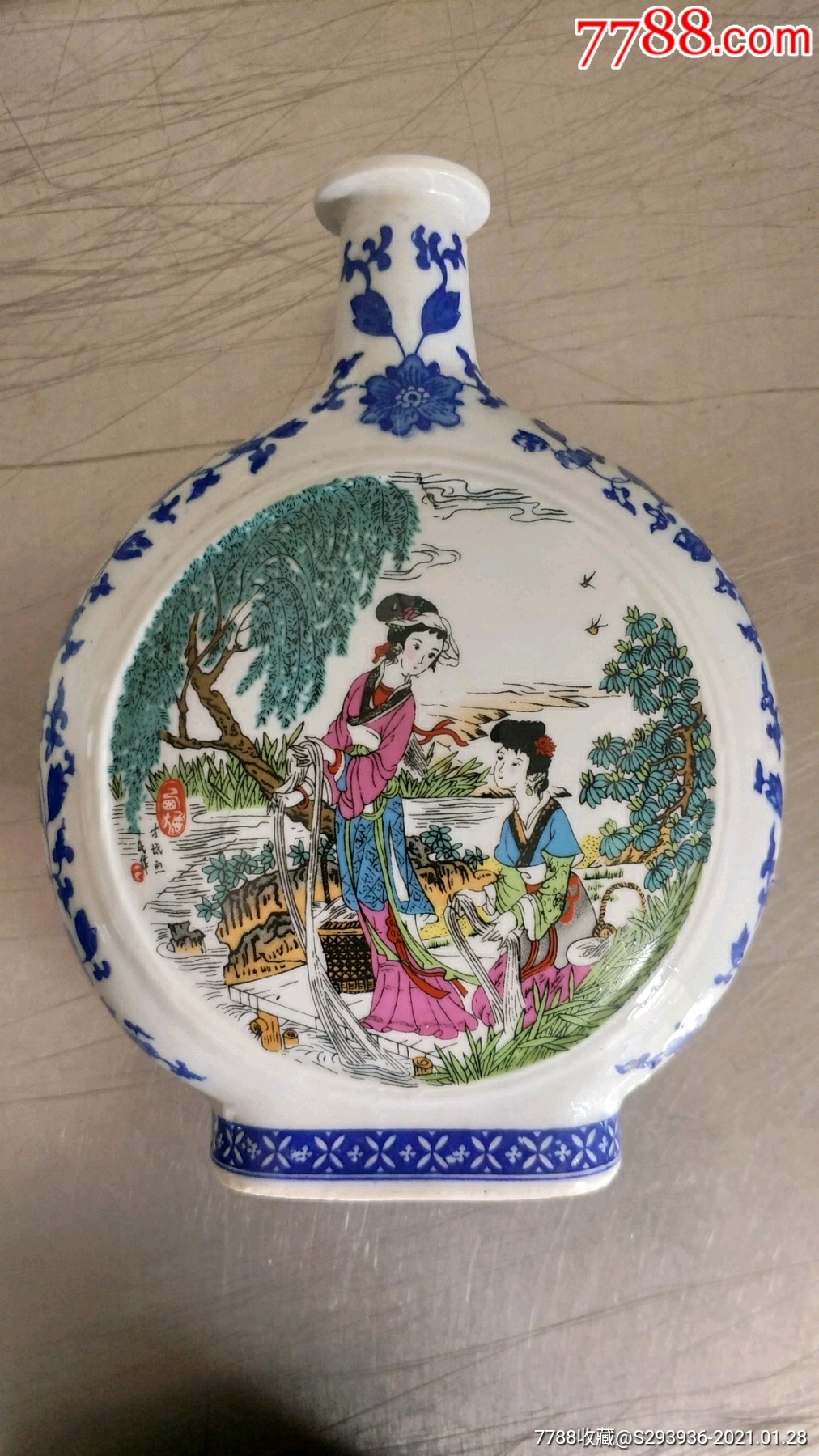 青花瓷人物仕女图酒瓶