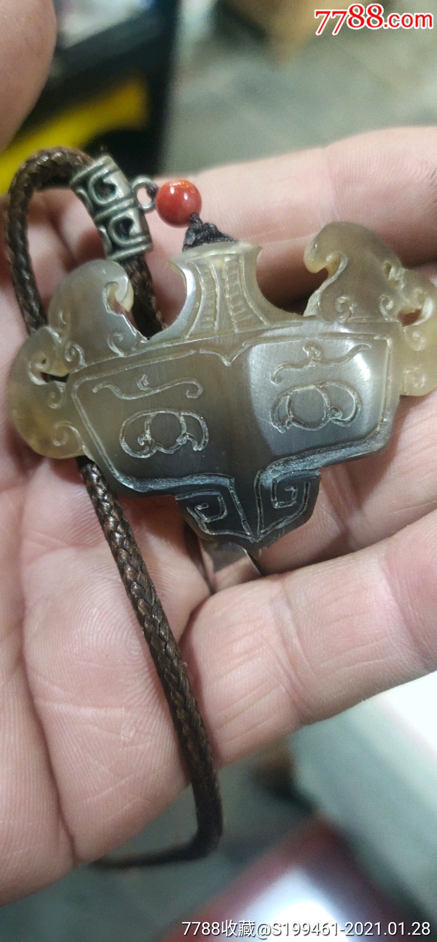 鳞片骨雕刻挂件