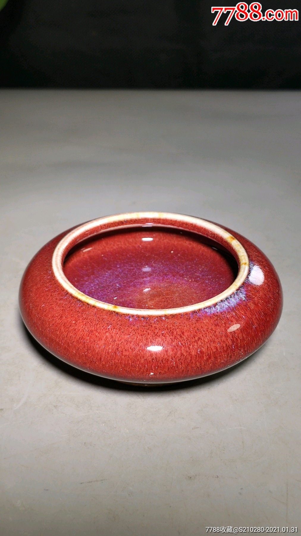 红釉小笔洗红釉小笔洗造型独特瓷质细腻釉水肥厚颜色艳丽文房雅致