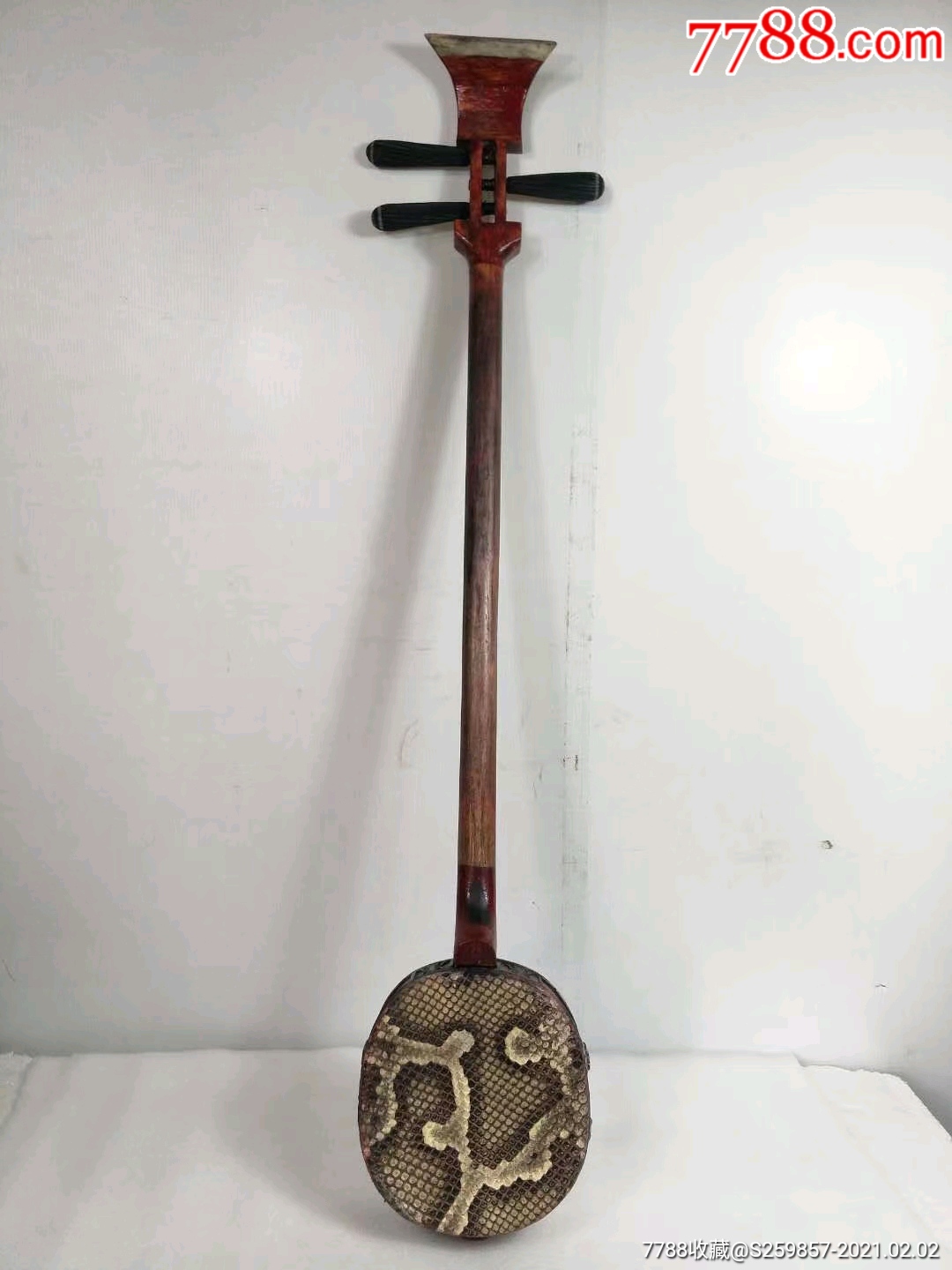 民国时期,精品老红木三弦琴,琴头饰以象*片镶嵌象*,琴鼓两面蒙大蟒皮.